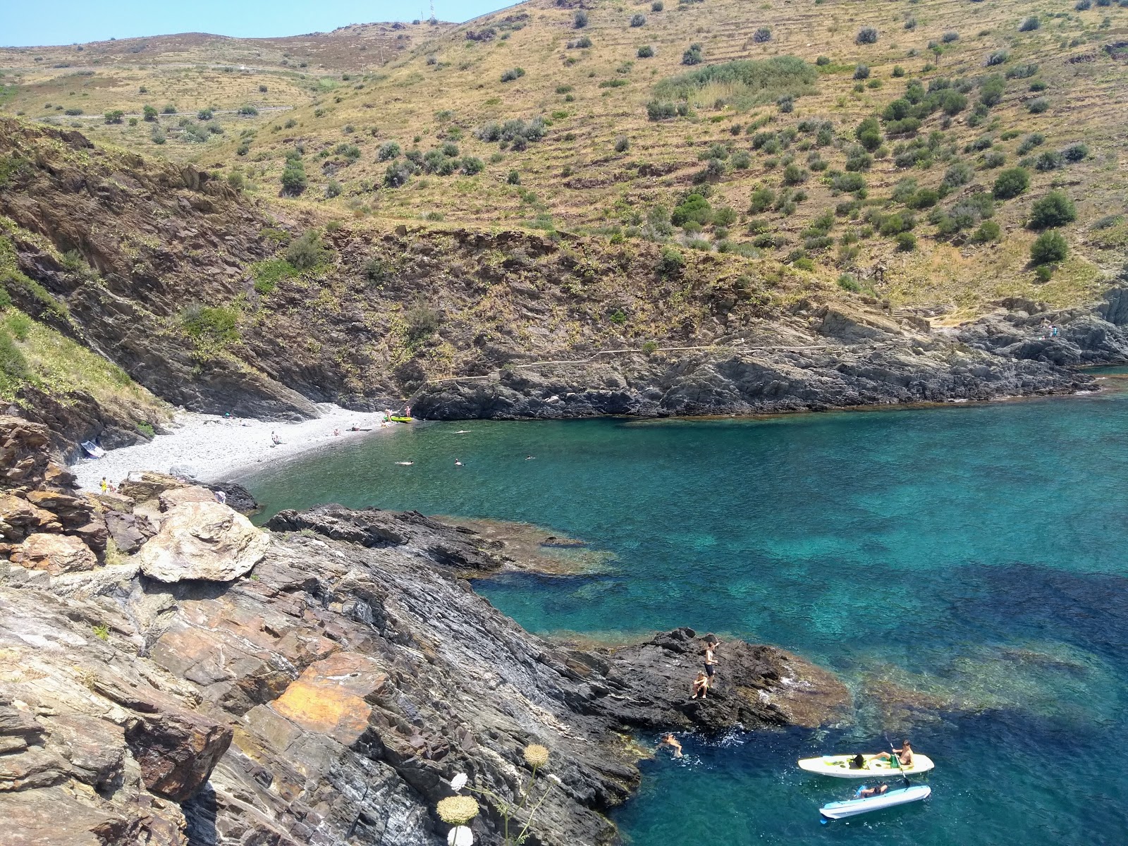 Fotografija Les Tres Platgetes z sivi fini kamenček površino