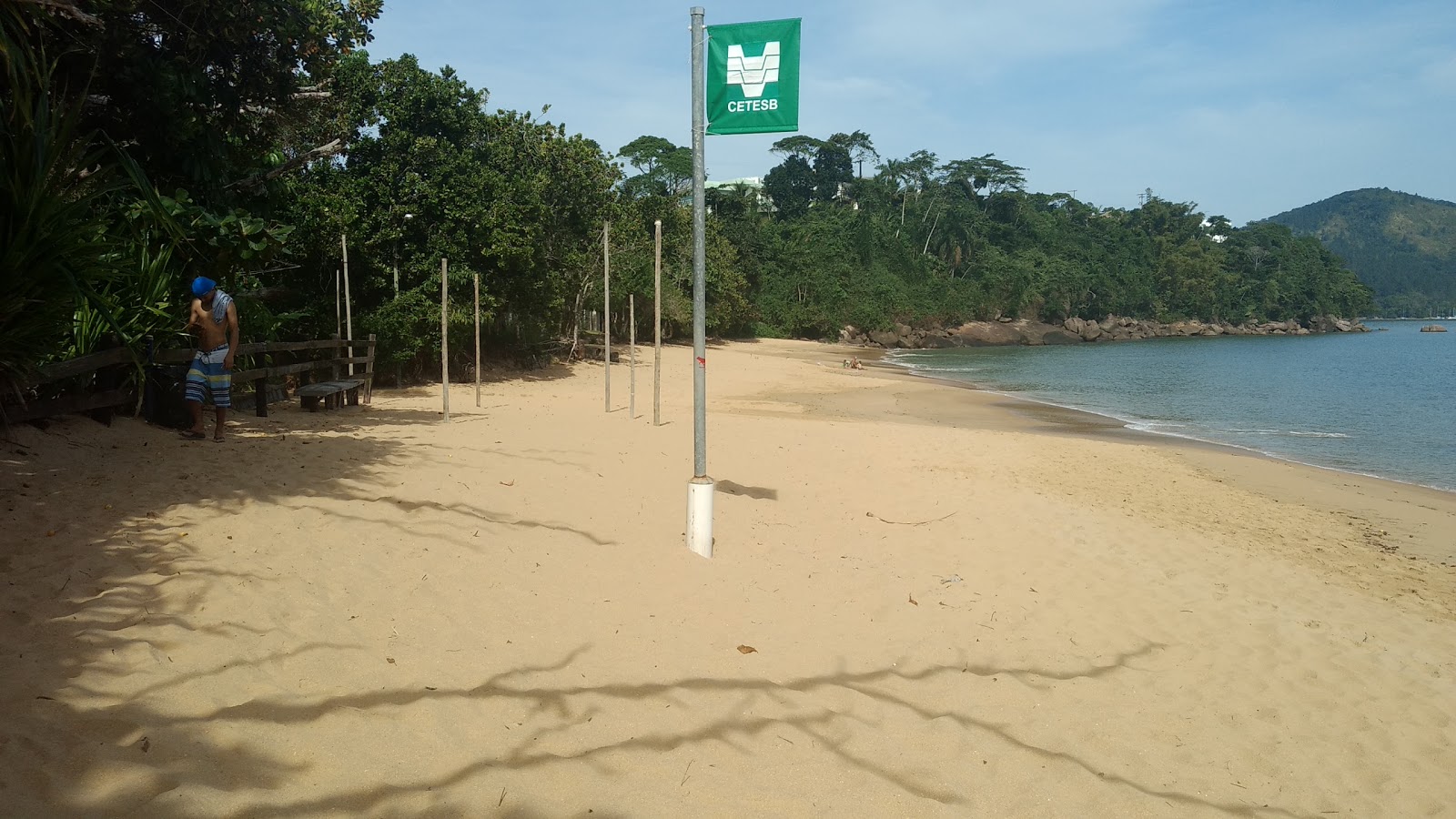Valokuva Praia da Santa Ritaista. tukeutunut kallioilla