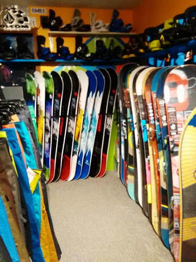 Snowboard Shop «No School Snowboard Shop», reviews and photos, 123 Old 108 Loop, Jeffersonville, VT 05464, USA
