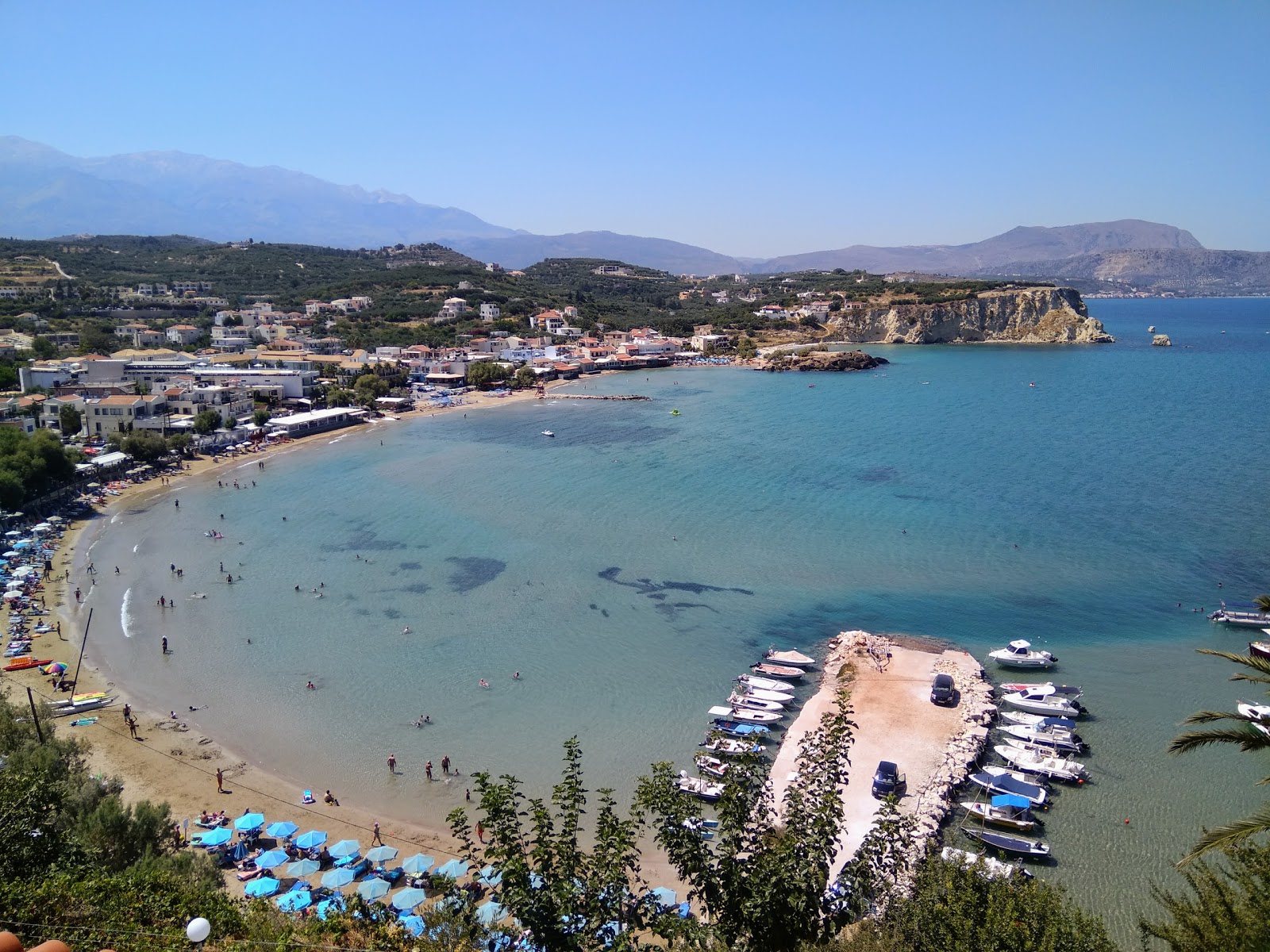 Fotografija Almirida beach z rjavi pesek površino