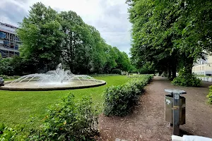 Brunnen im Rosengarten image