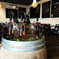 Atmosphère du Restaurant français Restaurant L'Escale des Vins à Lambesc - n°3