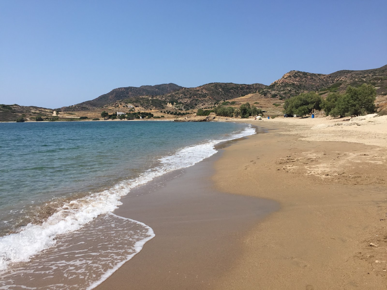 Mavrospilia beach'in fotoğrafı parlak kum yüzey ile