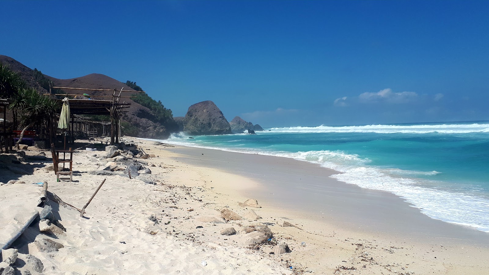 Foto von Mandalika Queen Beach mit türkisfarbenes wasser Oberfläche