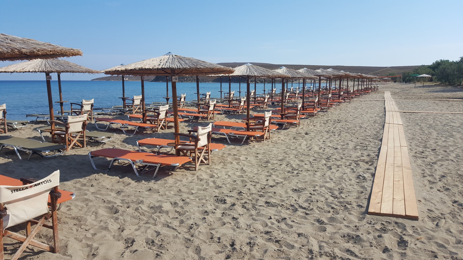 Foto van Zematas beach ondersteund door kliffen