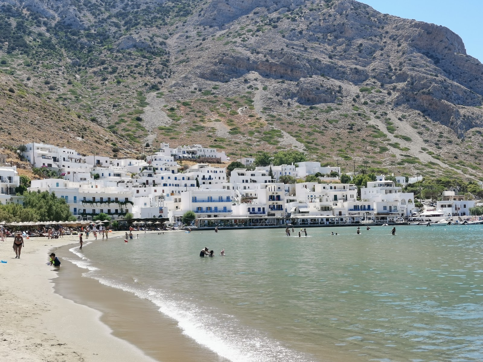 Fotografie cu Kamares beach sprijinit de stânci