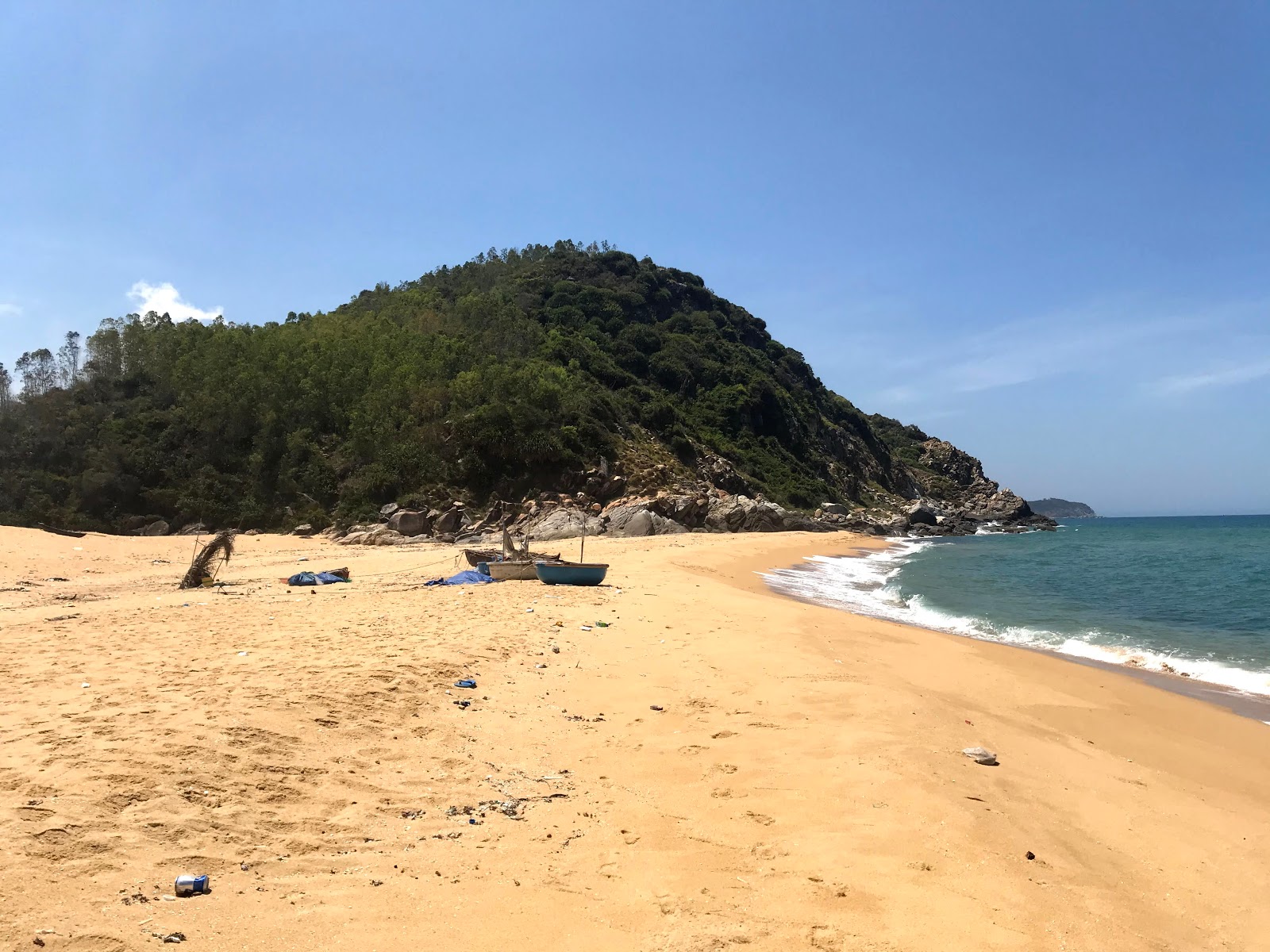 Foto di Chau Me Beach II con una superficie del sabbia beige