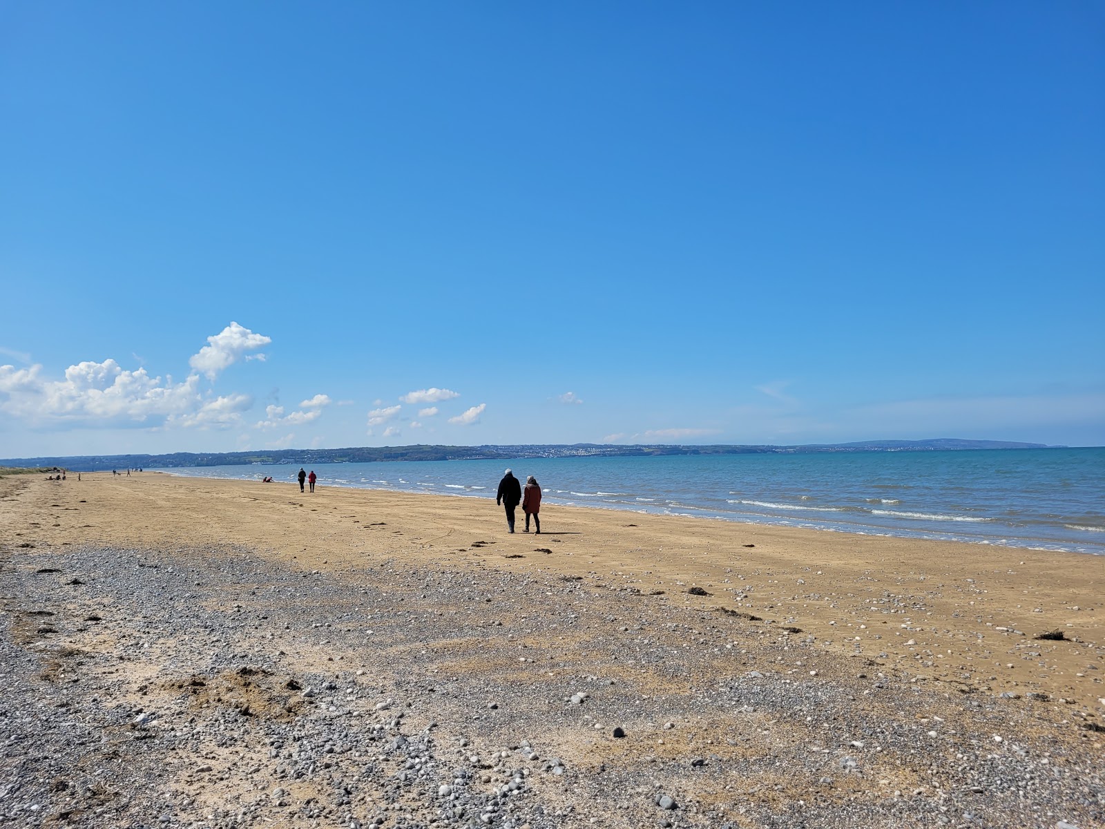 Foto di Spiaggia di Llanddona con una superficie del sabbia con ciottolame