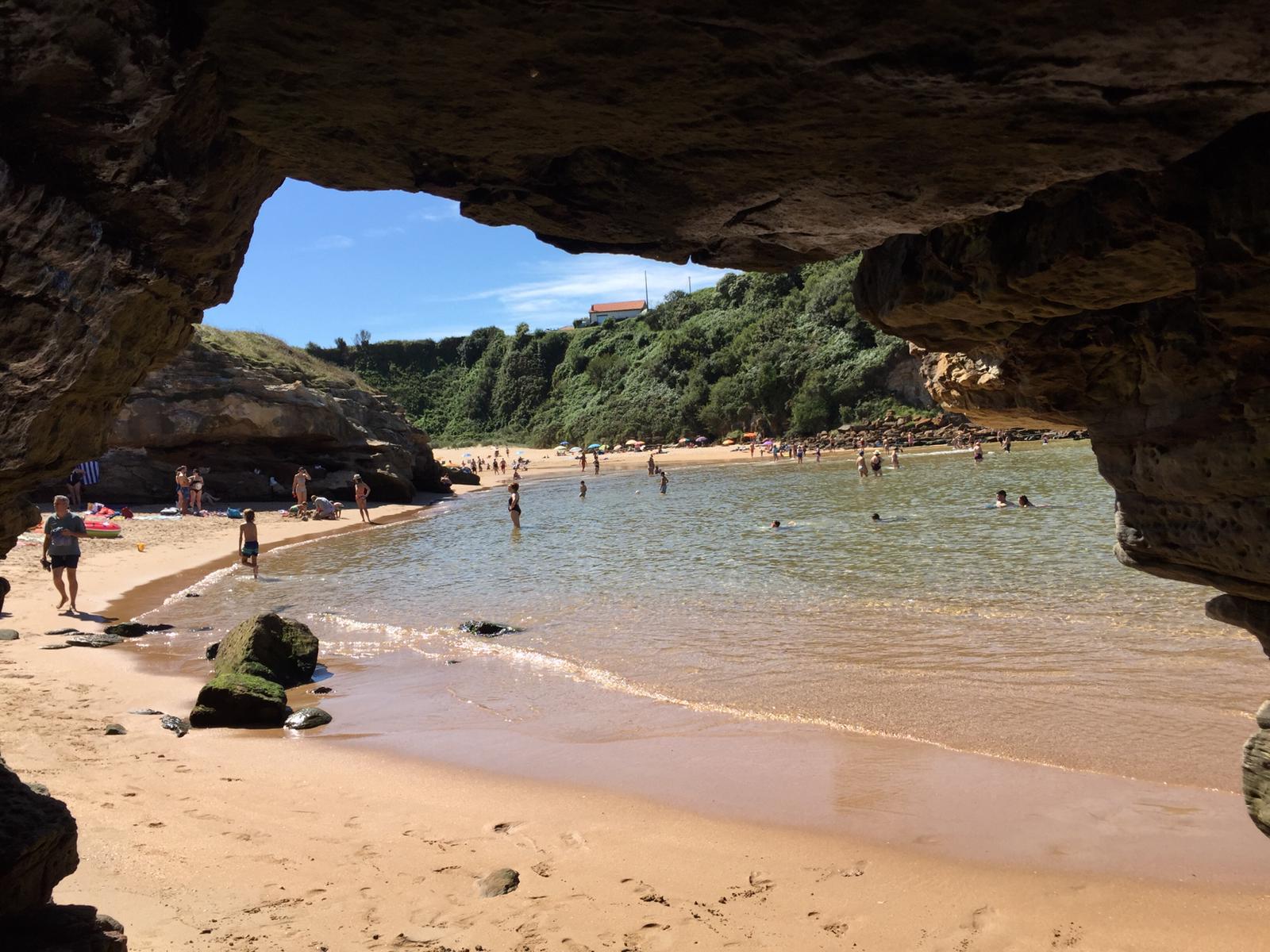 Playa de Galizano'in fotoğrafı uçurumlarla desteklenmiş