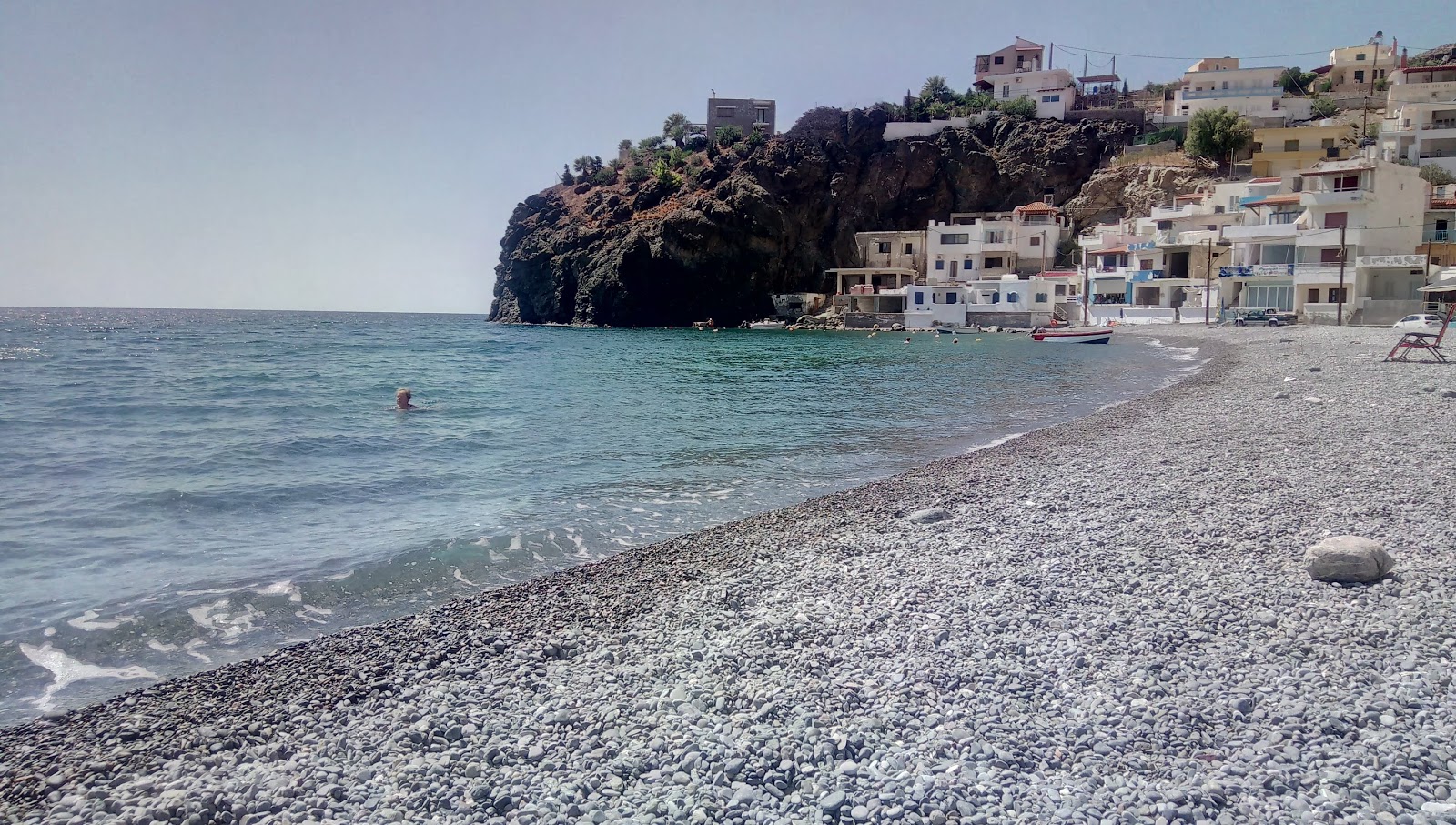 Foto von Three Churches beach mit beiger kiesel Oberfläche
