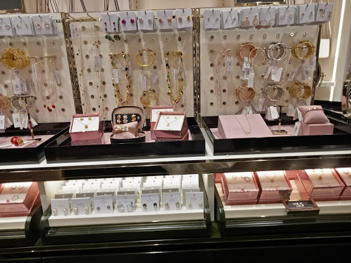 Shopping Mall «Clinton Crossing Premium Outlets», reviews and photos, 20 Killingworth Turnpike, Clinton, CT 06413, USA