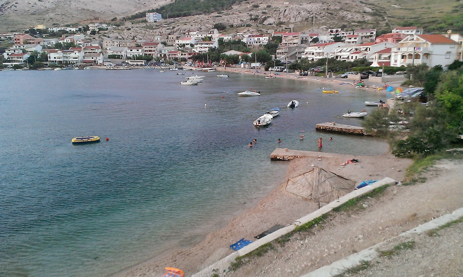 Foto von Metajna beach umgeben von Bergen