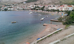 Foto von Metajna beach umgeben von Bergen