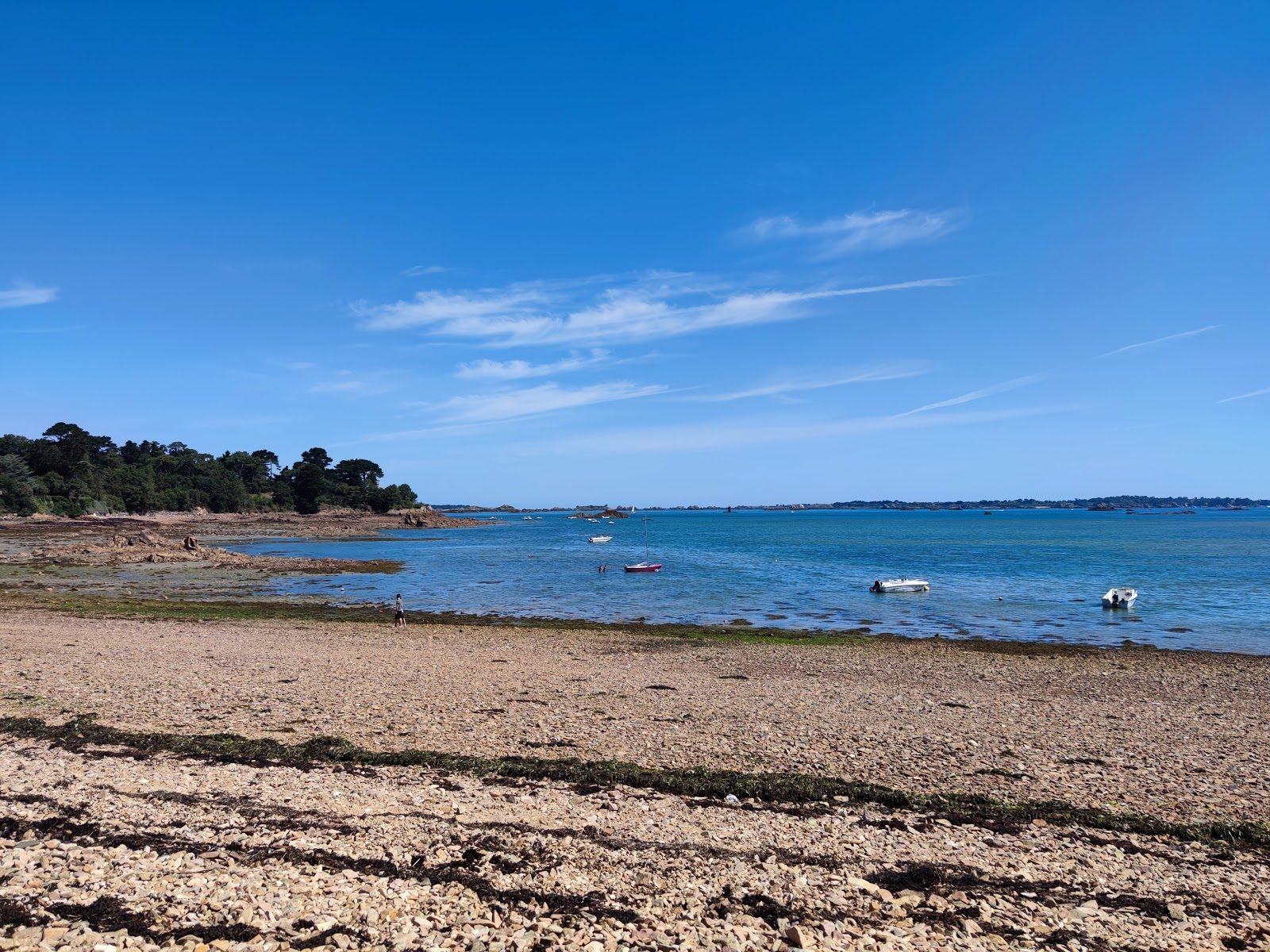 Foto von Plage du Gouern mit graue kiesel Oberfläche