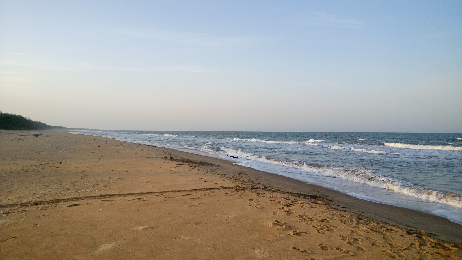 Foto van Koozhaiyar Beach met helder zand oppervlakte