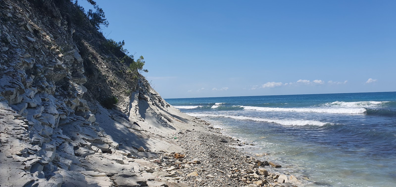 Plyazh Golubaya Bezdna'in fotoğrafı geniş plaj ile birlikte