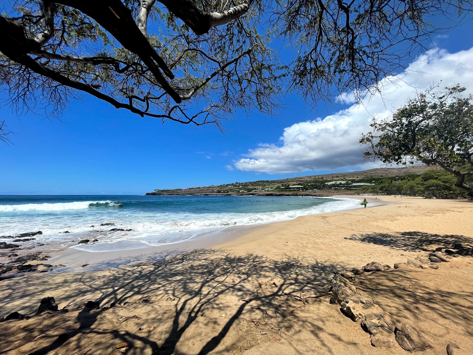 Foto de Hulopo'e Beach con arena brillante superficie