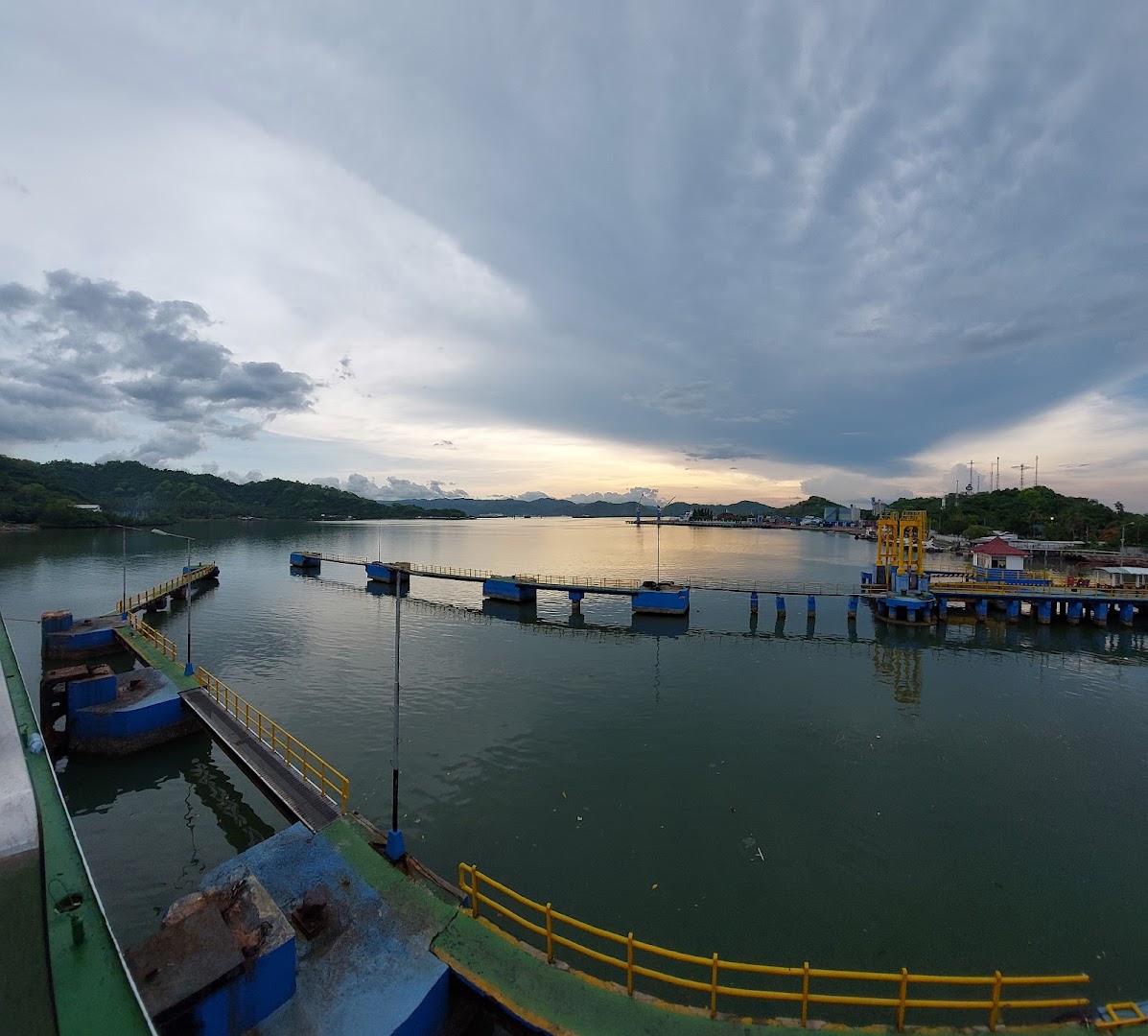 Gambar Dermaga Ferry Lembar