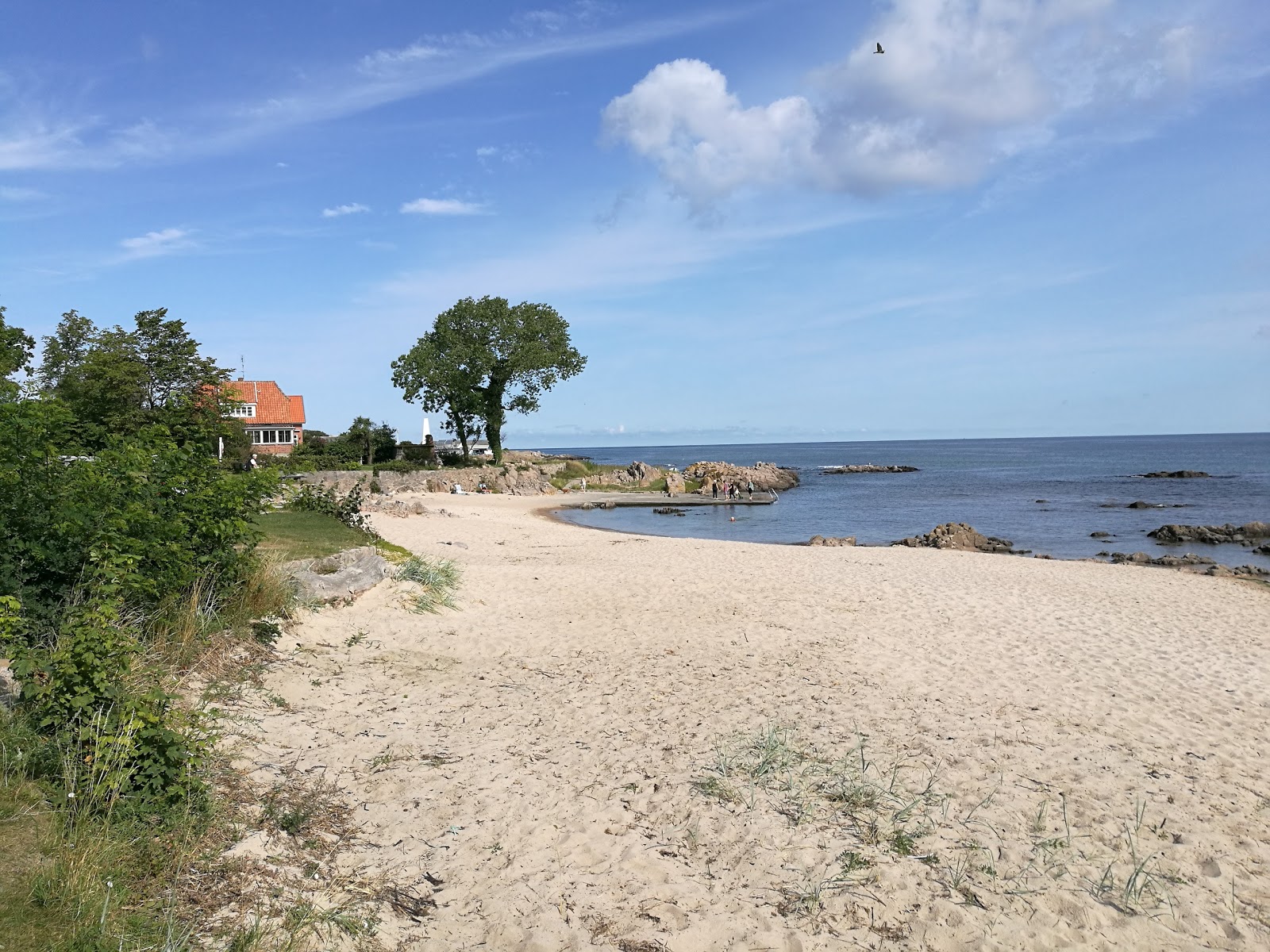 Foto van Naes Strand met direct strand