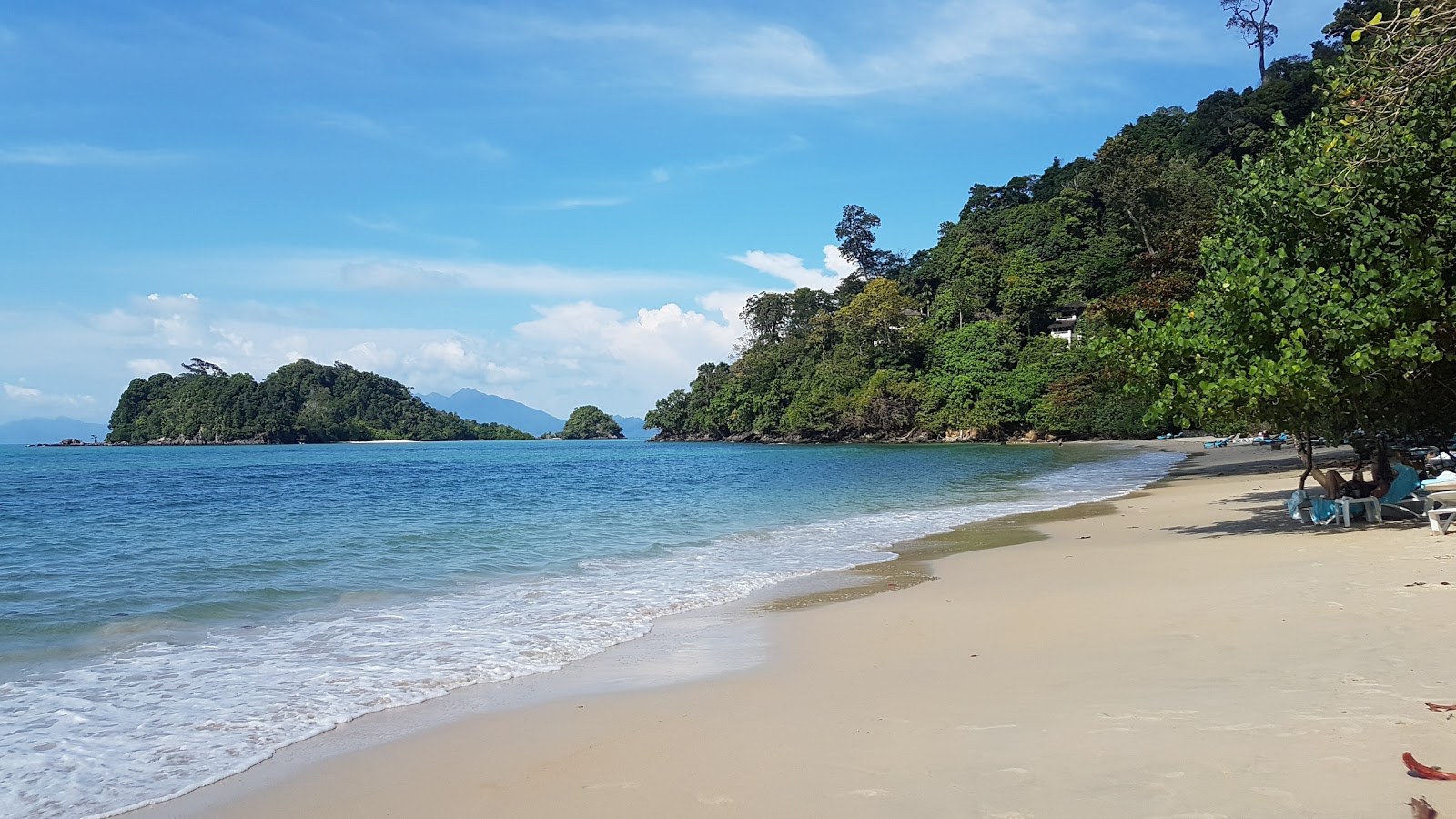Foto von Datai Bay Beach mit feiner beiger sand Oberfläche