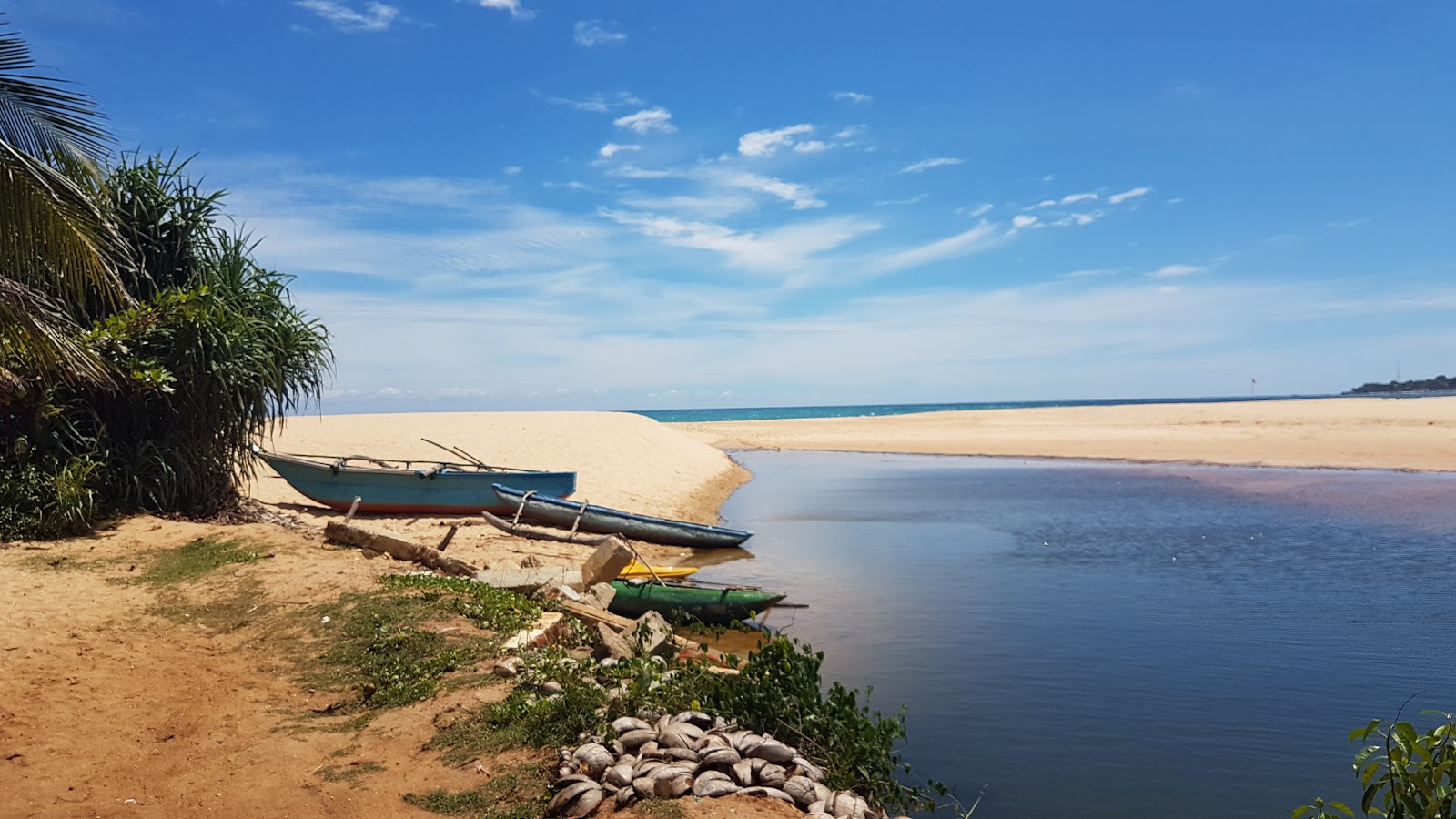 Tangalle Beach'in fotoğrafı - rahatlamayı sevenler arasında popüler bir yer