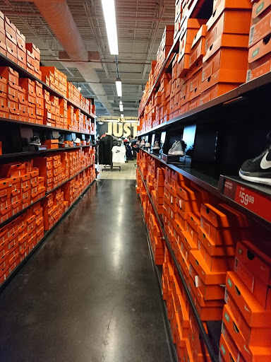 Clothing Store «Nike Factory Store», reviews and photos, 11211 120th Ave #80, Pleasant Prairie, WI 53158, USA