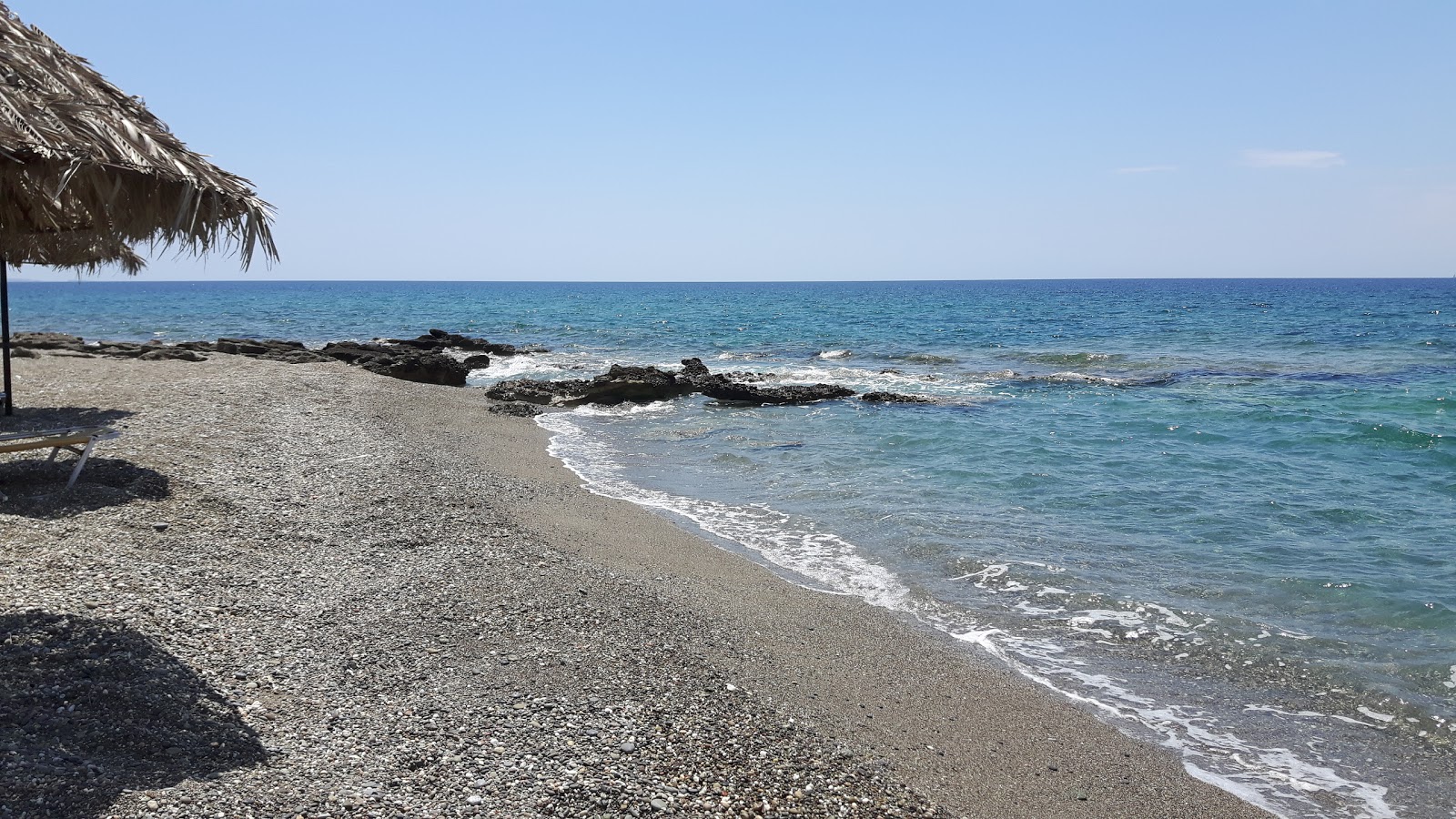 Koutsoureli beach的照片 带有灰砂和卵石表面