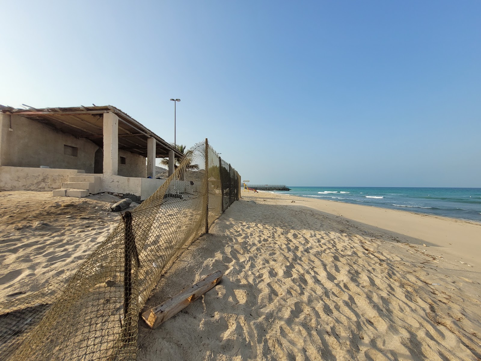 Foto de Zubara Beach - lugar popular entre os apreciadores de relaxamento