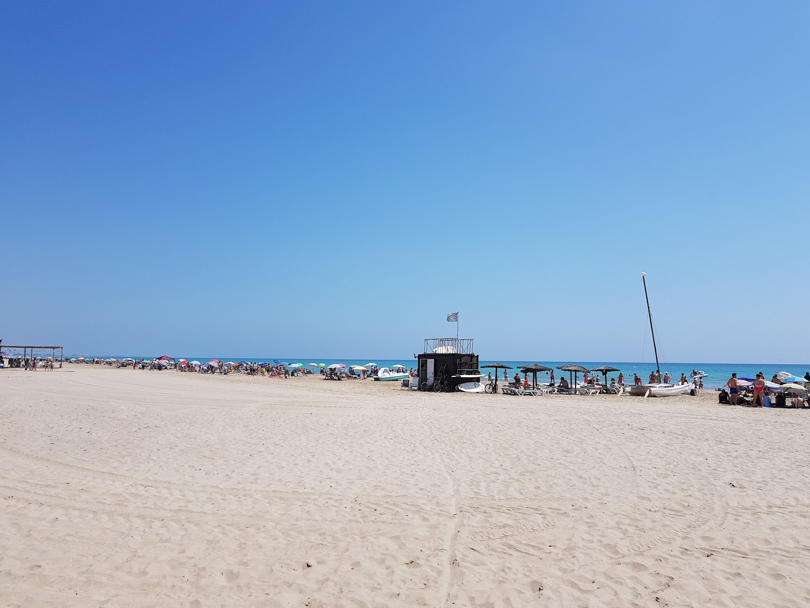 Φωτογραφία του Canet Playa με πράσινο νερό επιφάνεια