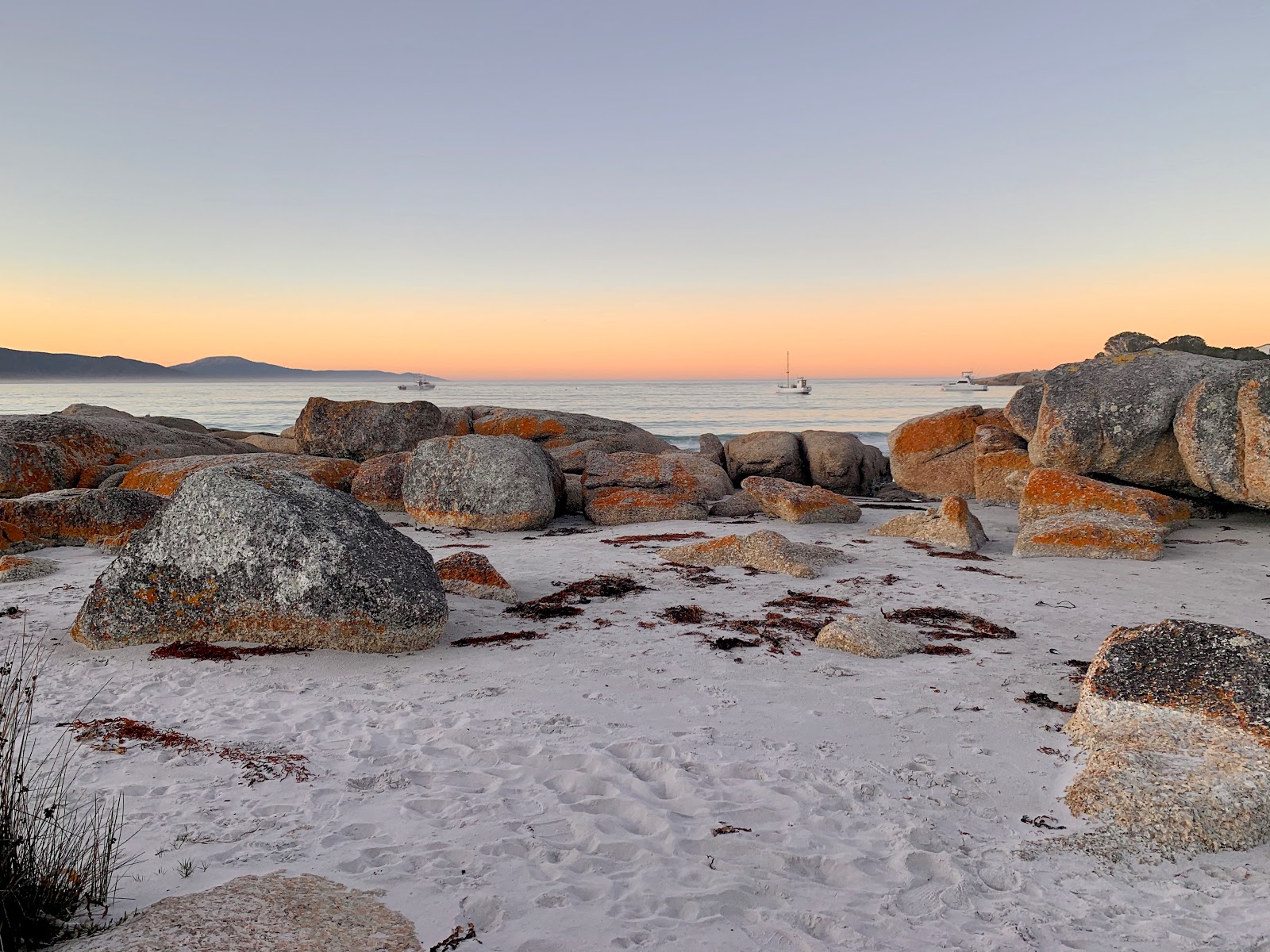 Φωτογραφία του Waubs Beach υποστηρίζεται από βράχους