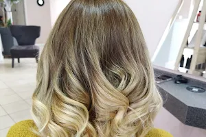 Salon Valérie -coiffure cheveux mi long ,wavy ,coiffure mariage, coiffure tendance, balayage ,ombré hair image