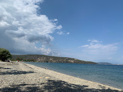 Kamares beach'in fotoğrafı uçurumlarla desteklenmiş