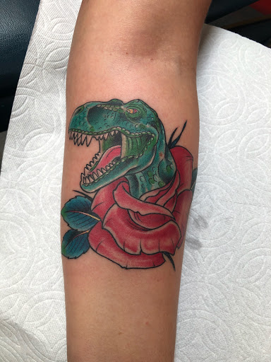 Tattoo Shop «Nine Lives Tattoo», reviews and photos, 61 N Holladay Dr, Seaside, OR 97138, USA