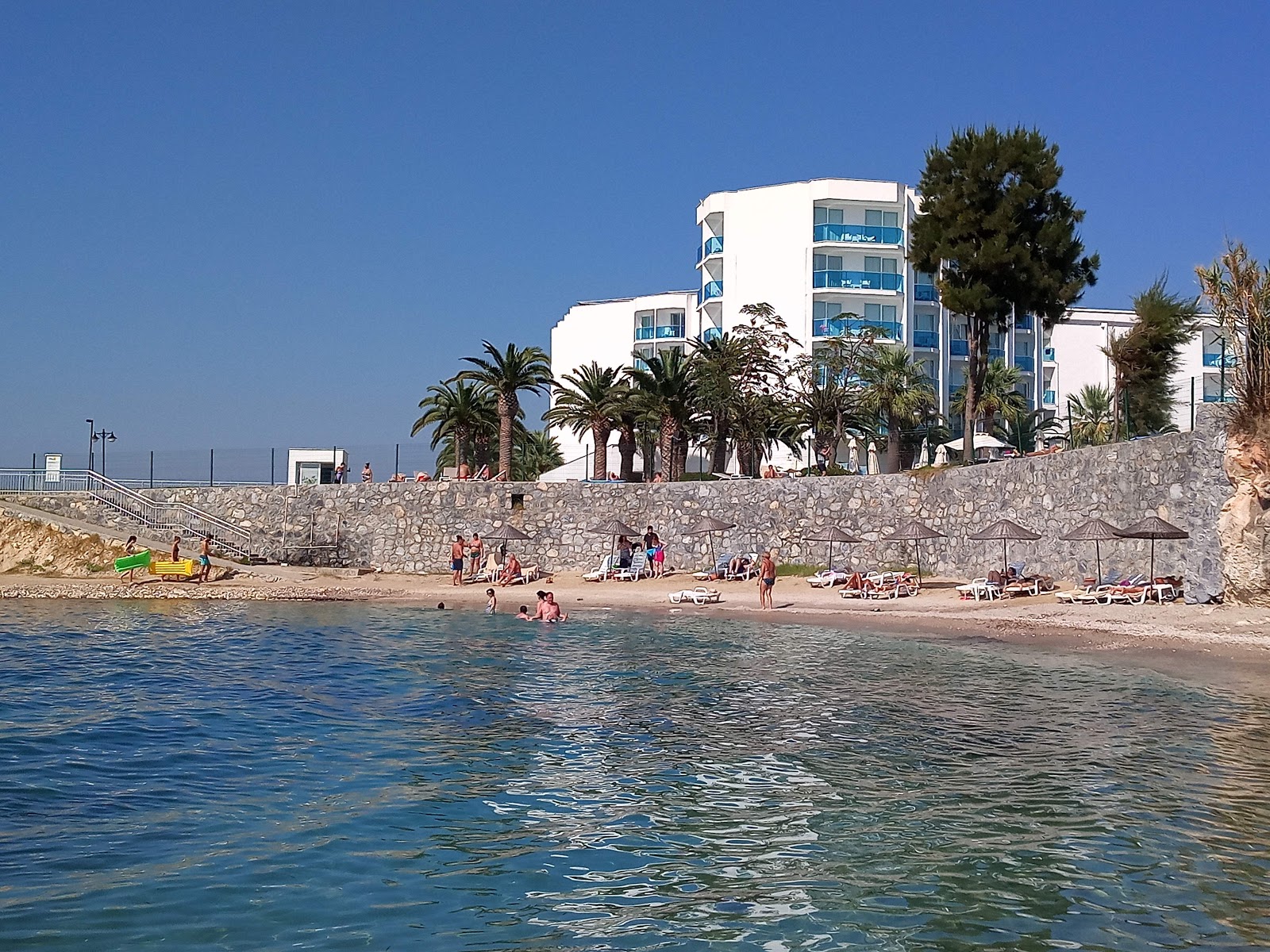 Foto von Grüner Strand II von Klippen umgeben