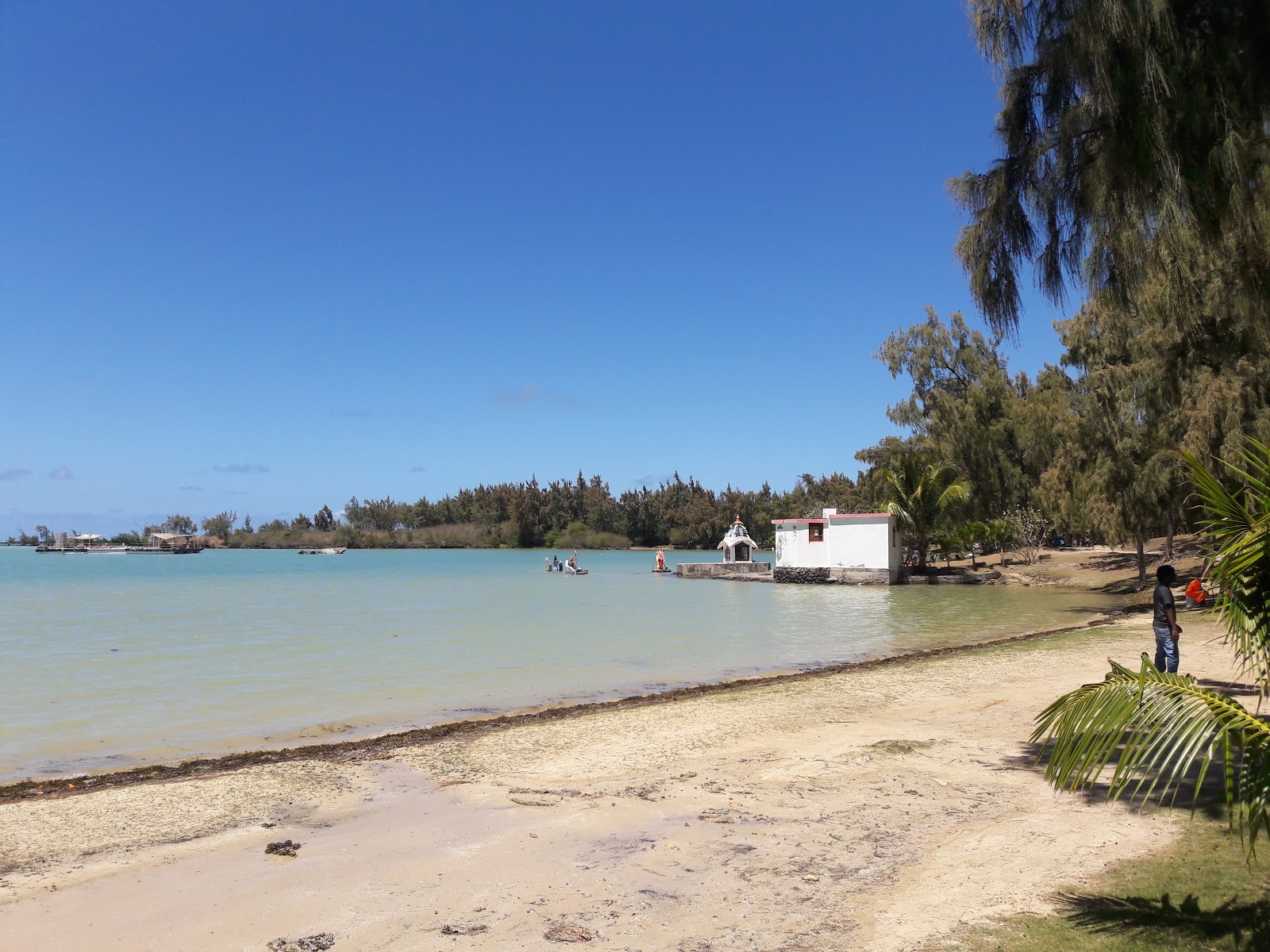 Foto di Anse La Raie Beach con una superficie del acqua cristallina