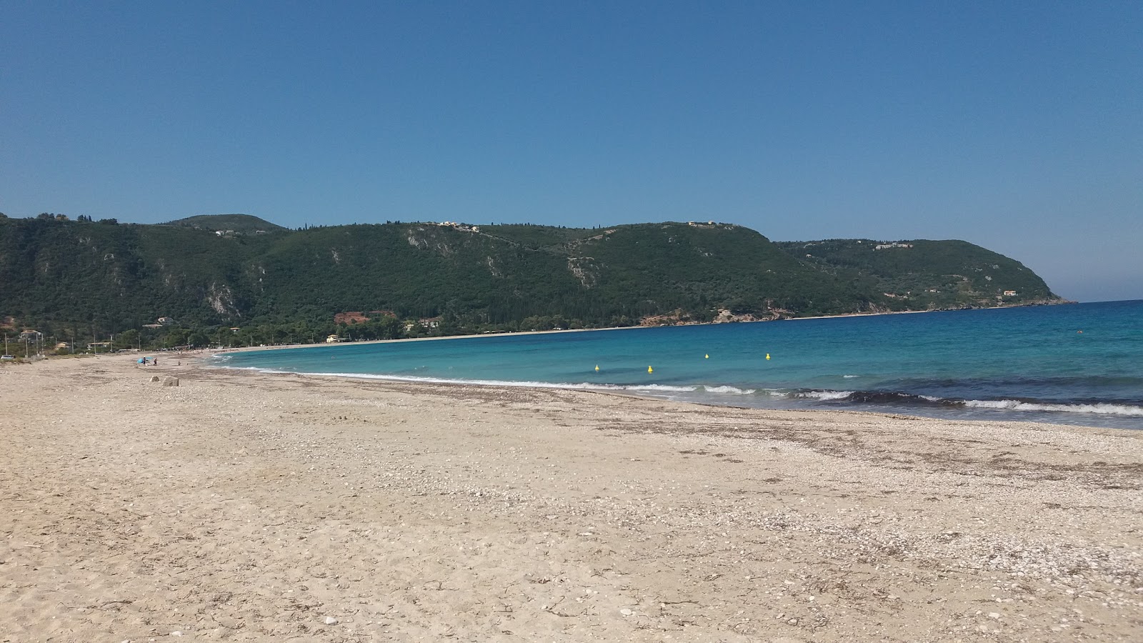 Foto van Porticciolo beach ondersteund door kliffen