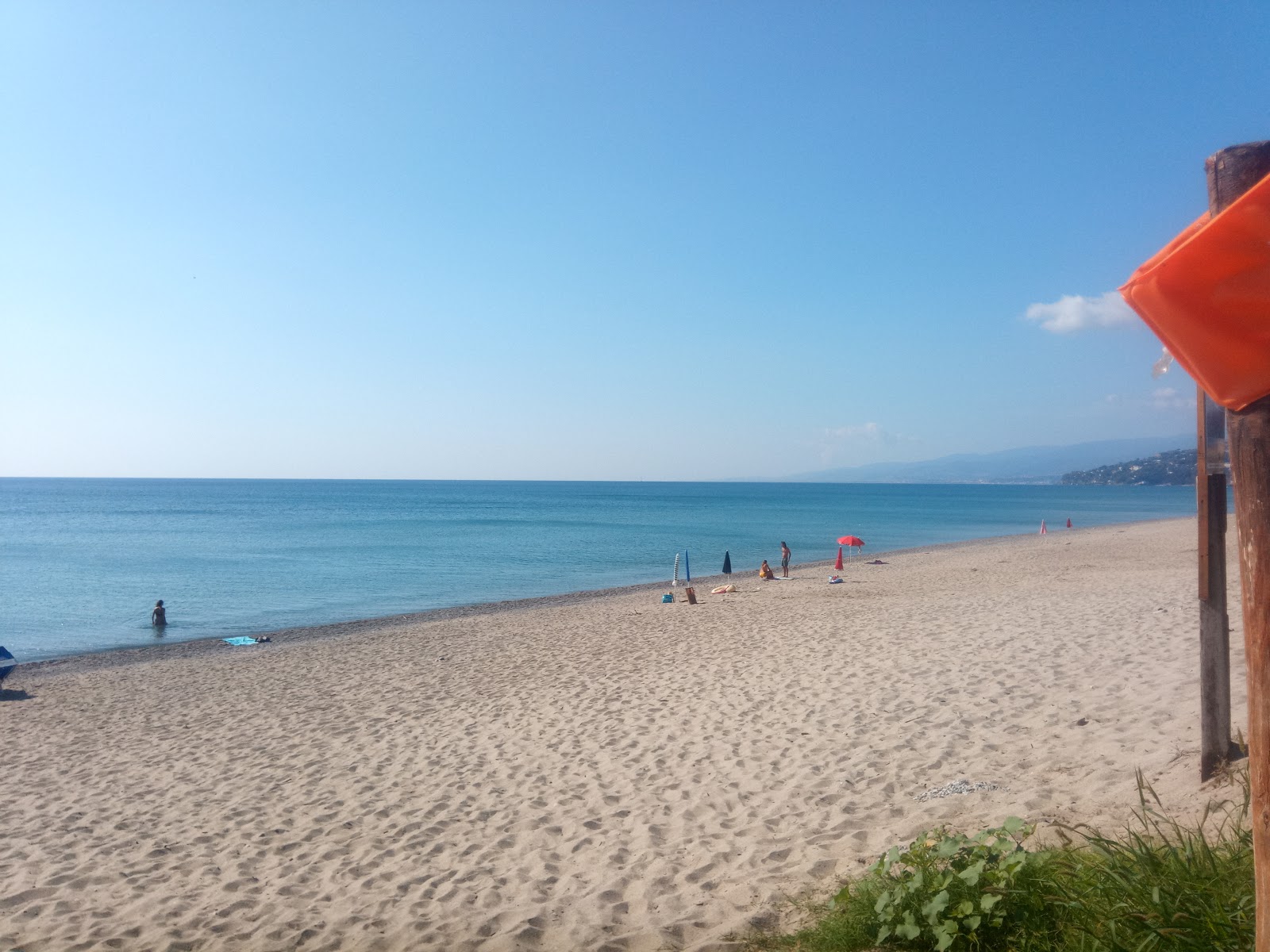 Foto van Villaggio le Roccelle beach met blauw water oppervlakte