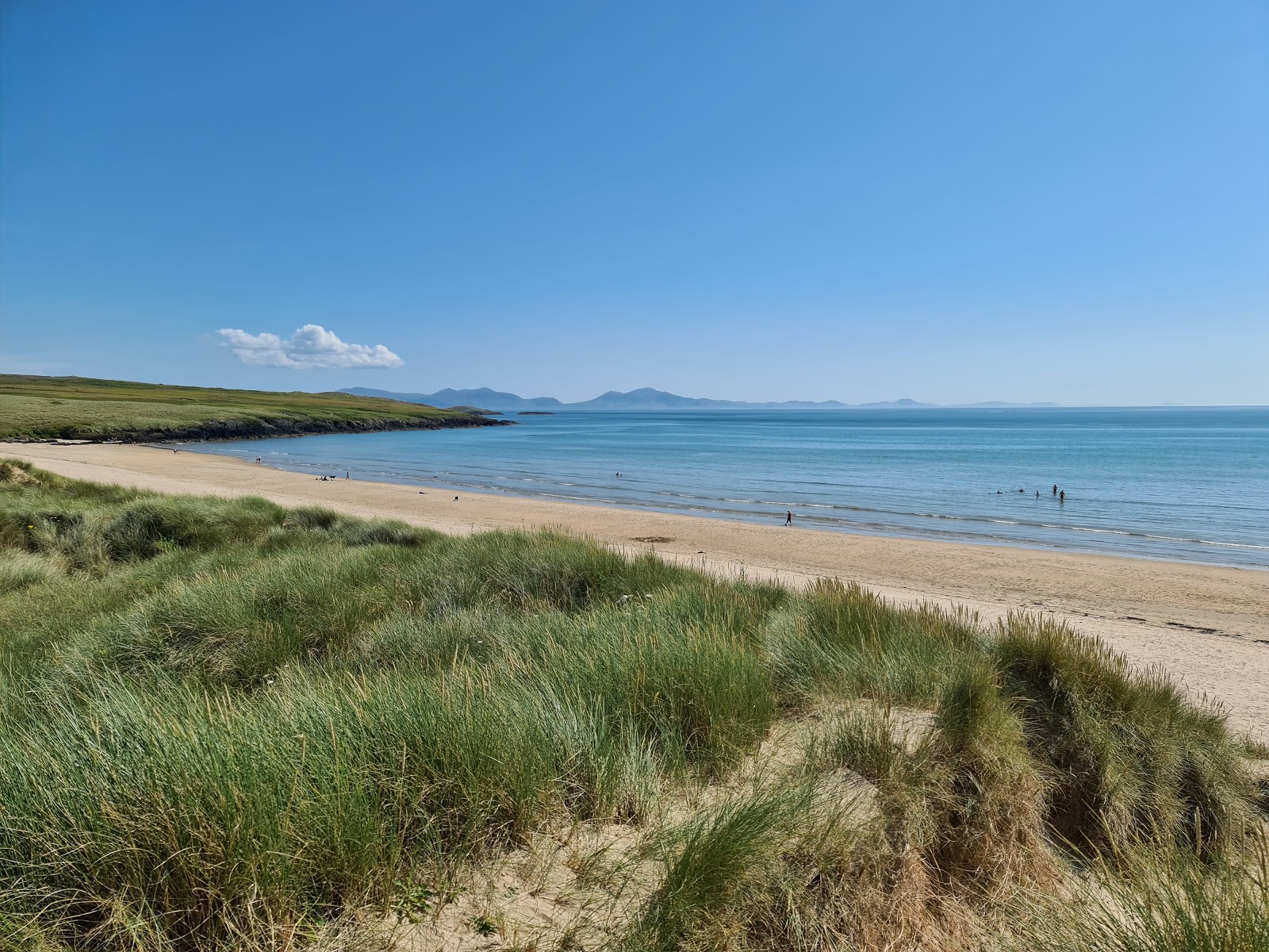 Foto di Traeth Mawr con una superficie del sabbia beige