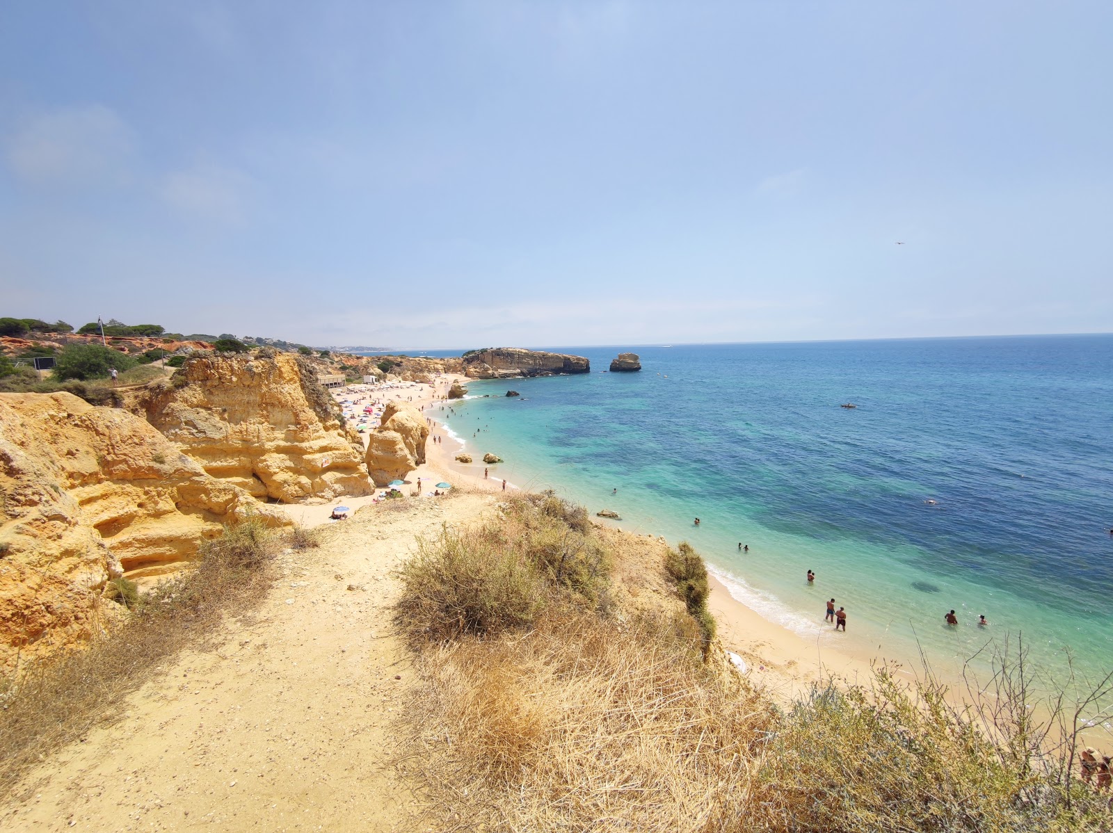 Foto van Praia de Sao Rafael gelegen in een natuurlijk gebied