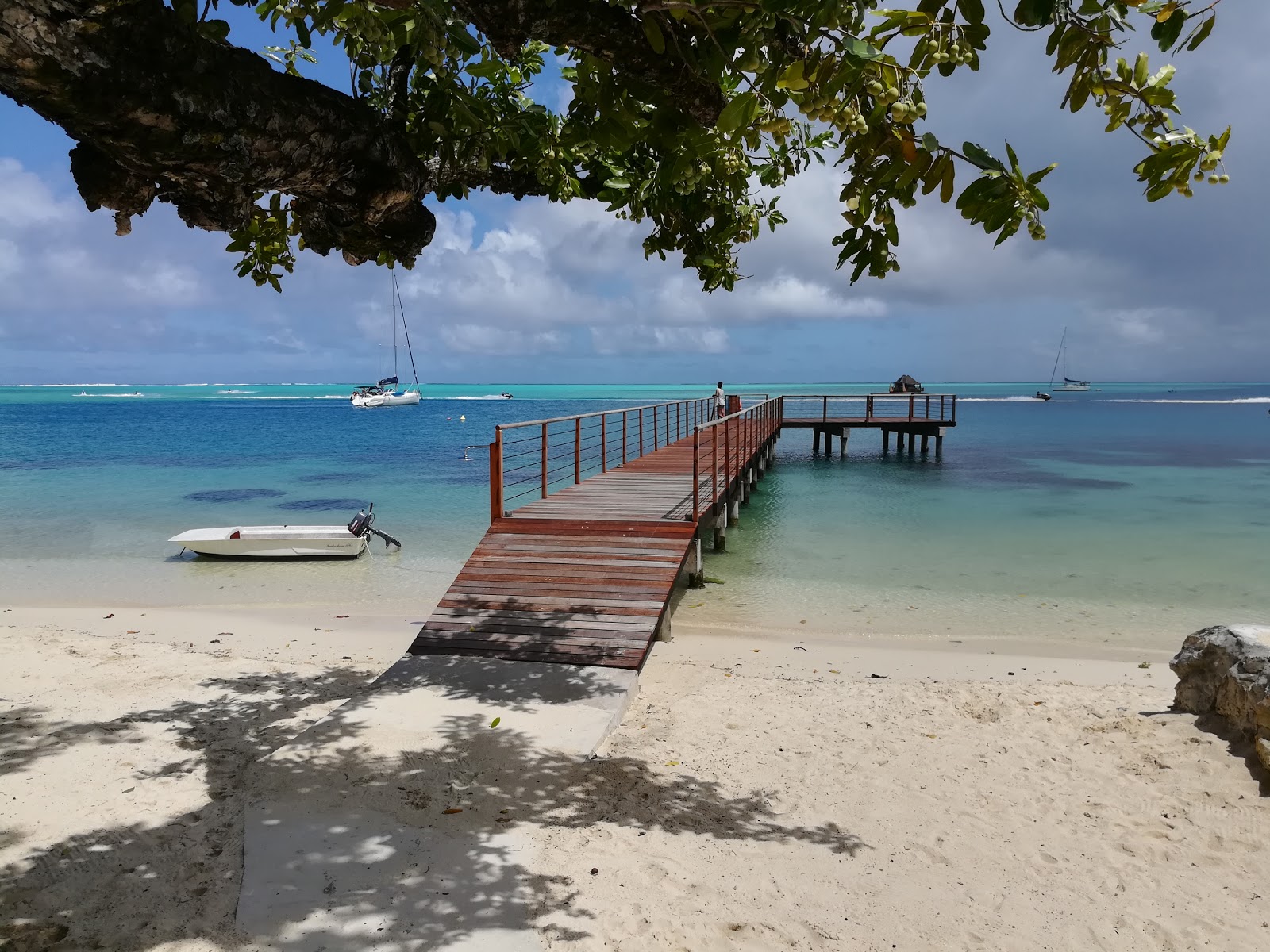 Foto af Avea Beach bakket op af klipperne