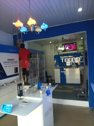TECNO Exclusive Daddy Telecom Oshogbo, Capital Osogbo, Opposite Moye filling station.Estate/Oke Fia Road, Dada Estate Road, Osogbo, Nigeria, Park, state Osun