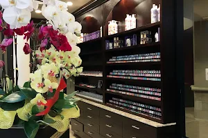 Luxurious Nail Lounge image