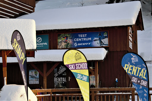 MOUNTAIN BASE Ski school & rental