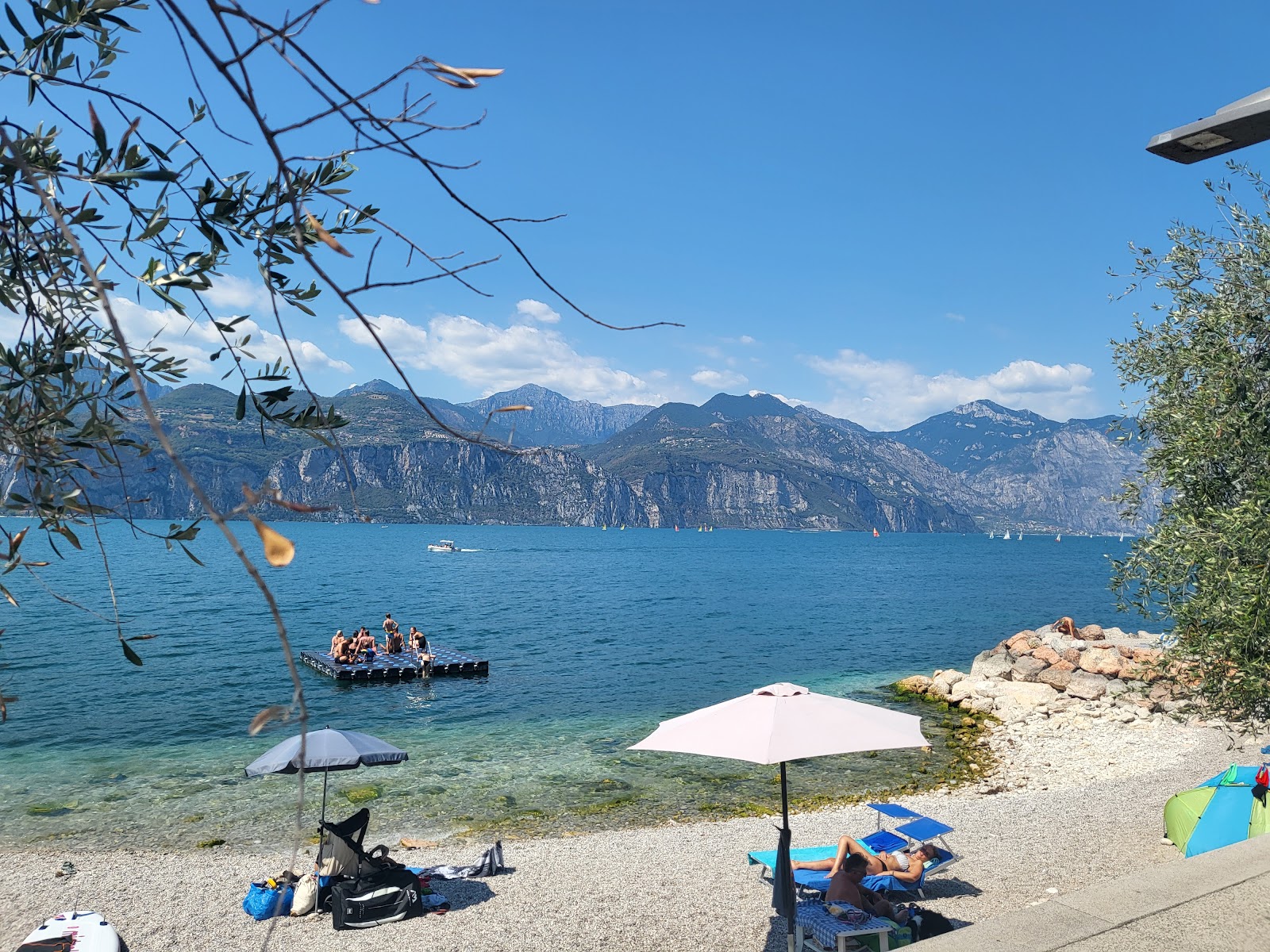 Foto av Spiaggia via Gardesana med grå sten yta