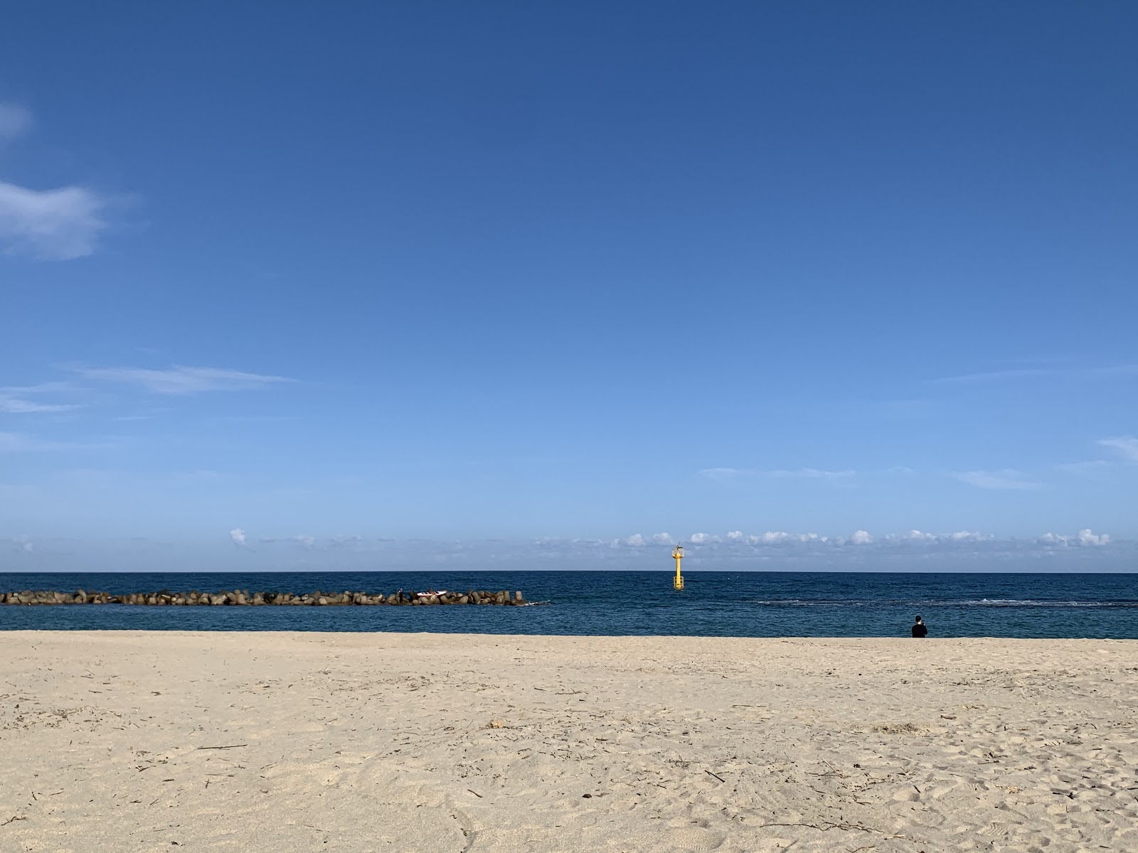Gusan Beach的照片 带有碧绿色纯水表面