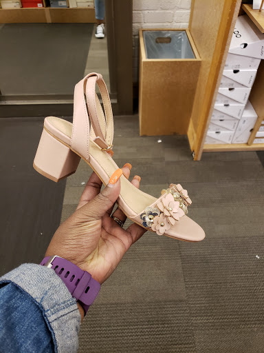Shoe Store «DSW Designer Shoe Warehouse», reviews and photos, 19401 Alderwood Mall Pkwy, Lynnwood, WA 98036, USA
