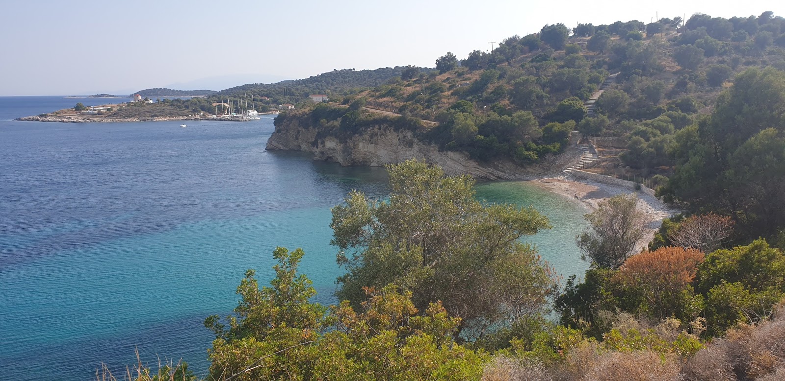 Foto van Kastos beach met licht groen water oppervlakte