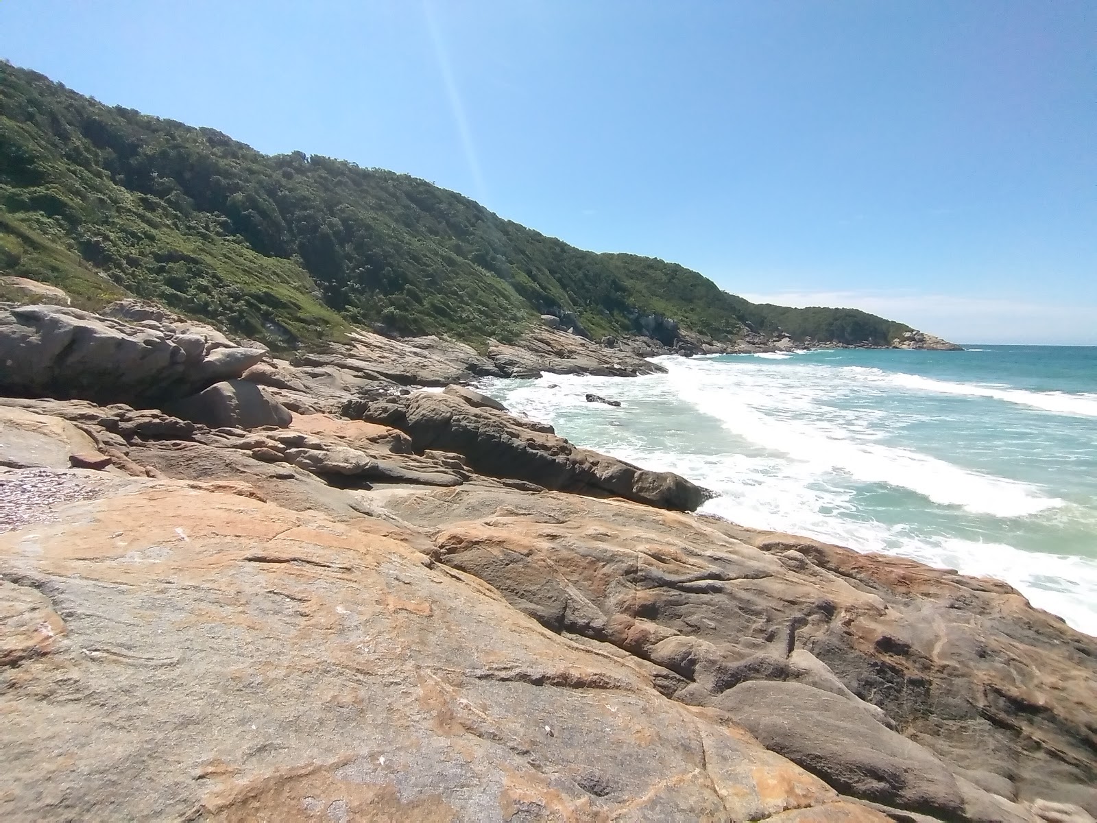 Foto von Praia das Amendoeiras befindet sich in natürlicher umgebung