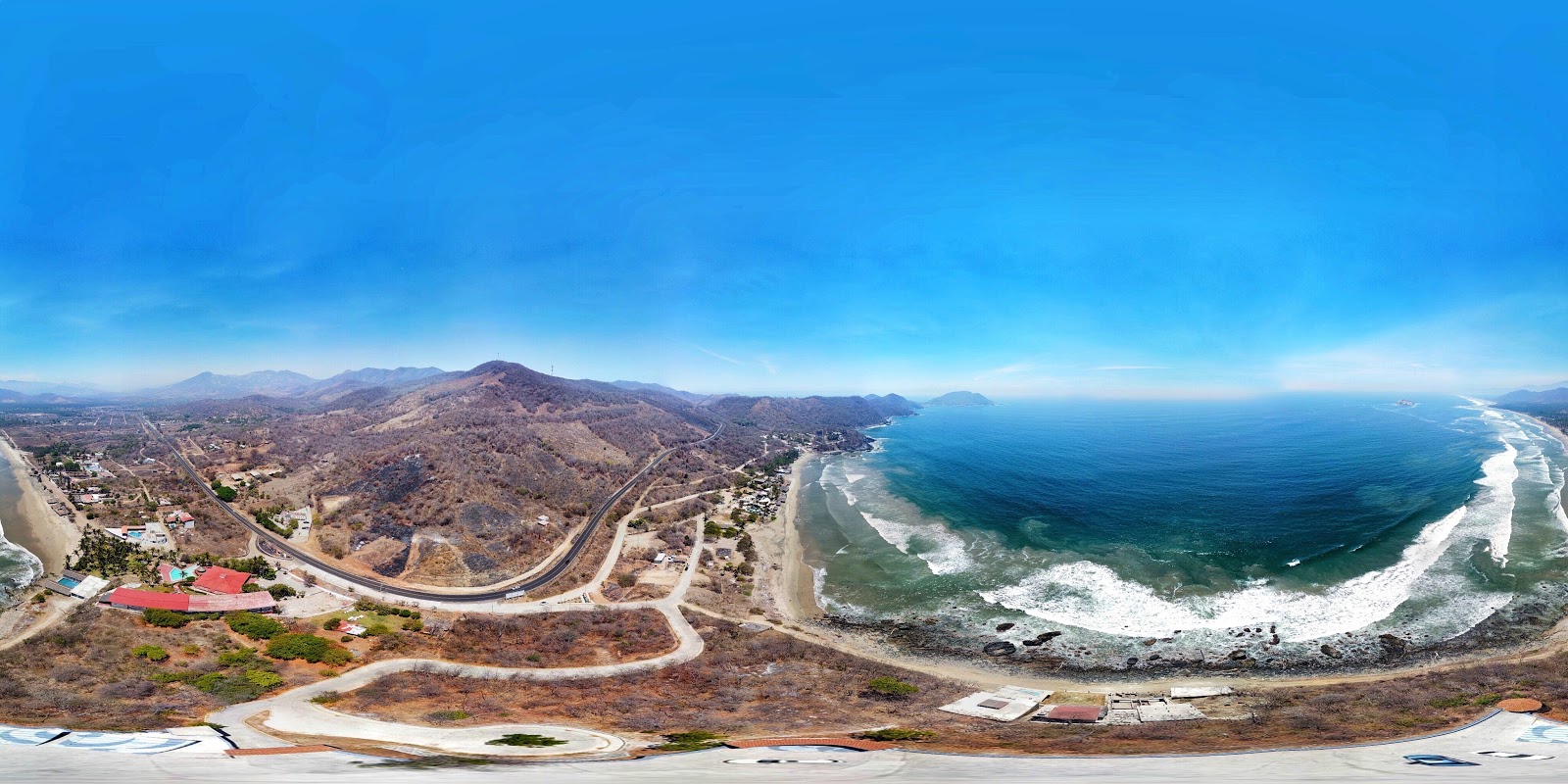 Foto von Playa de Cayaquito und die siedlung