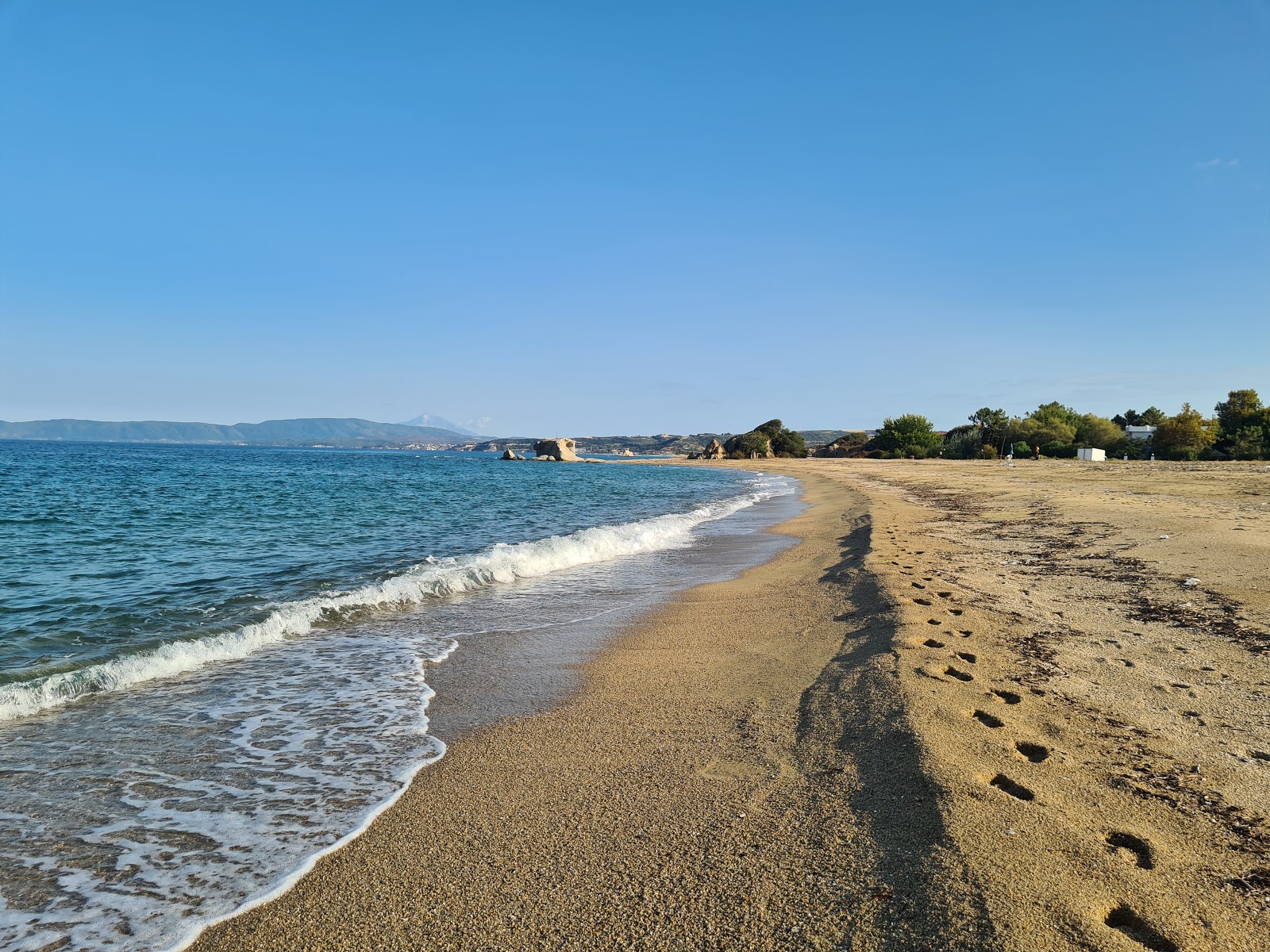 Foto de Kakoudia Beach con playa amplia